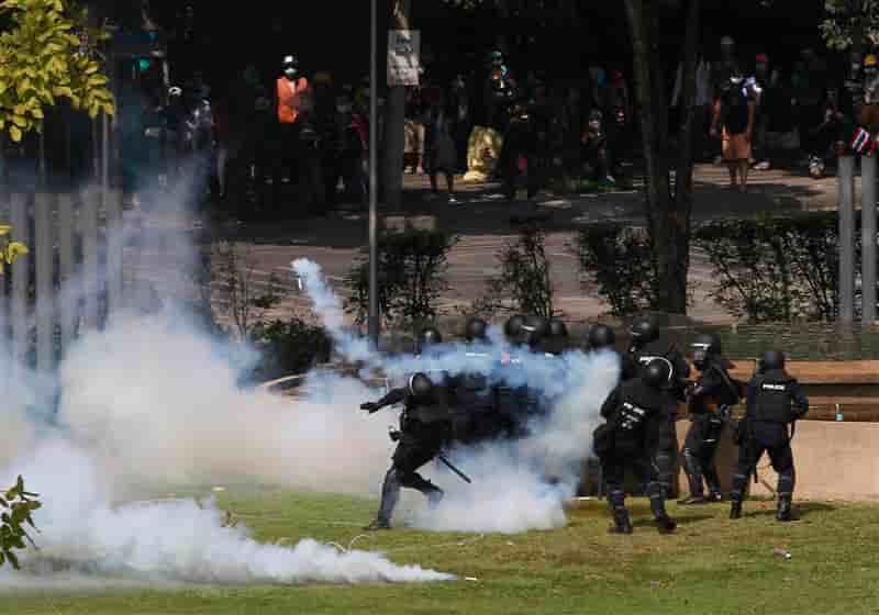 Grenades lacrymogènes contre des manifestants thaïlandais