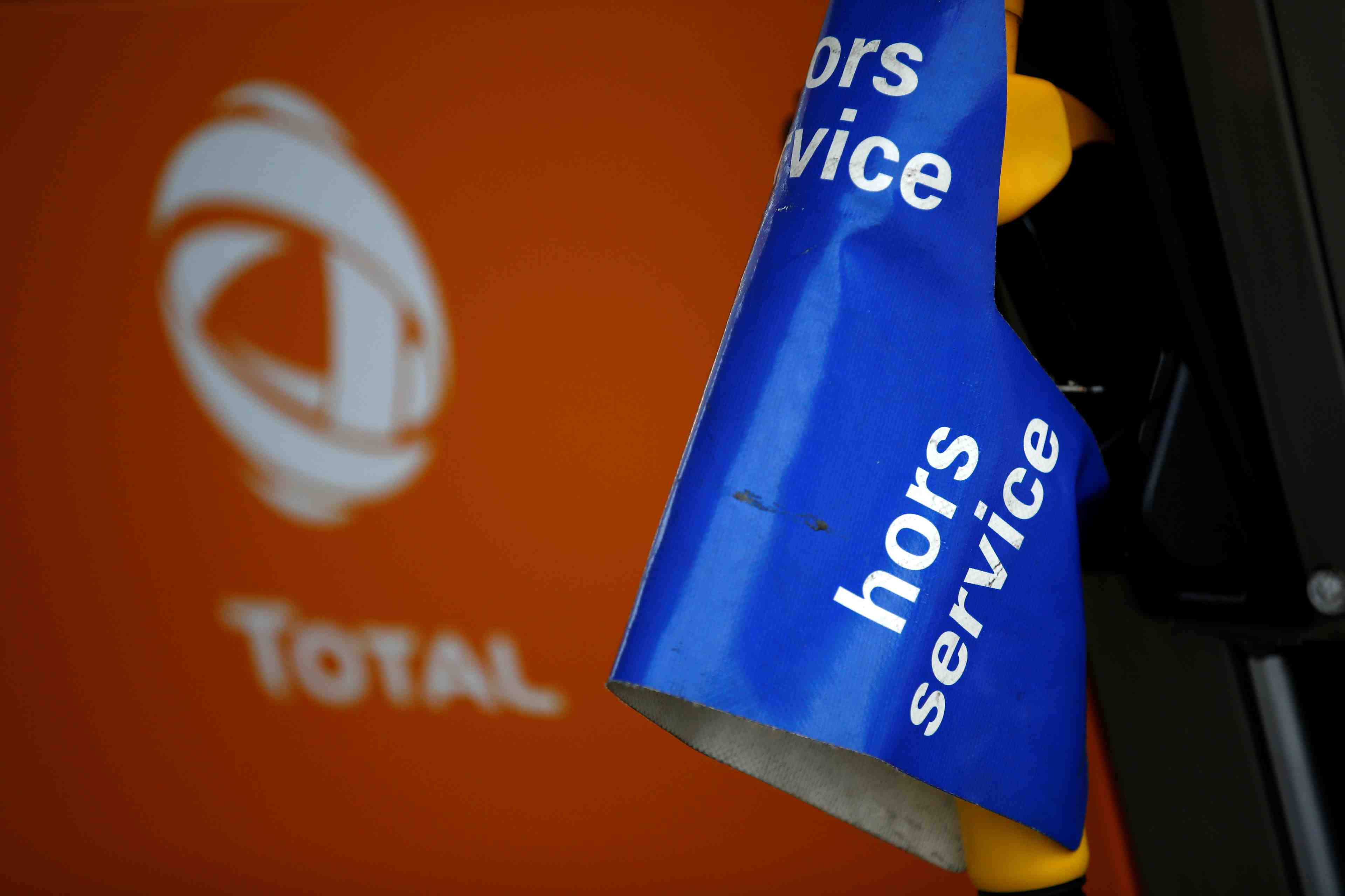 Gilets jaunes: 145 stations-service total a court de carburant