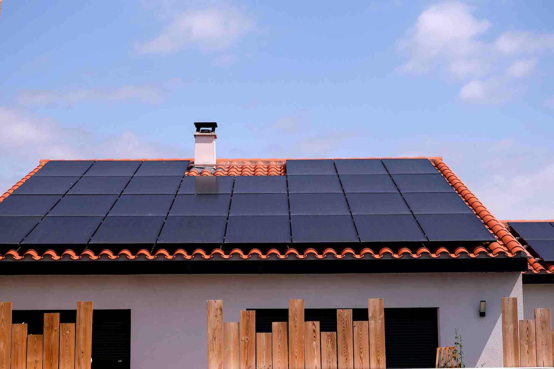 L'autoconsommation d'électricité connaît une forte hausse chez les particuliers en France, notamment grâce à l'installation de panneaux solaires.