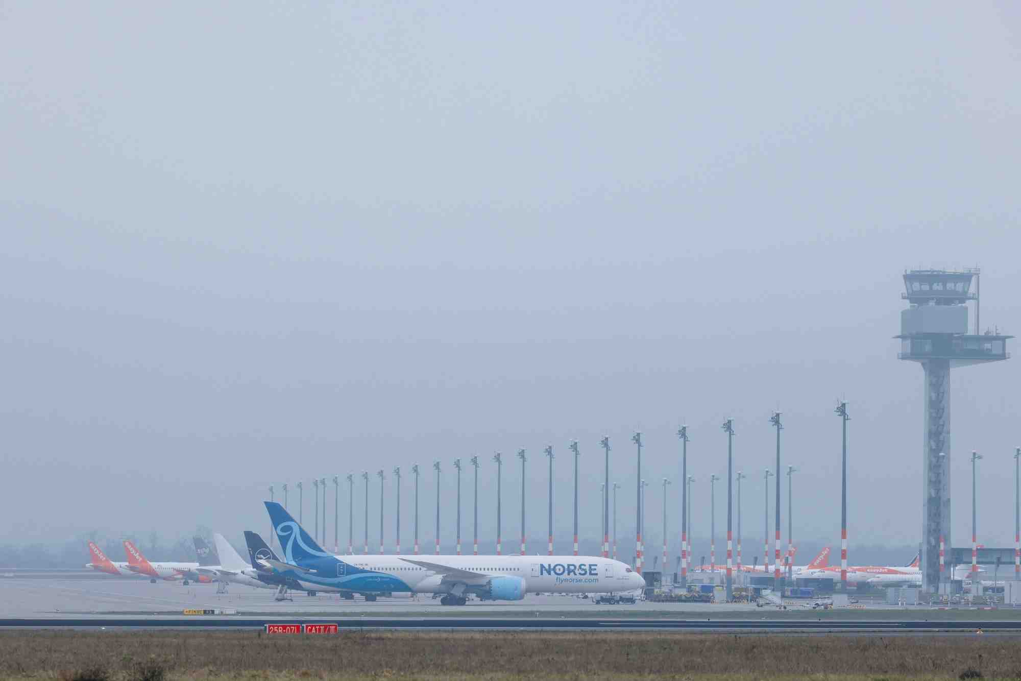 Des avions a l'aeroport de berlin brandenburg alors que le personnel fait la greve sur fond de revendications salariales