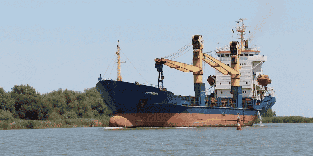 Un cargo naviguant en juillet 2022 dans l'embouchure de la rivière Bystre, qui relie la mer Noire et le Danube, dans le district d'Izmail de la région d'Odessa.