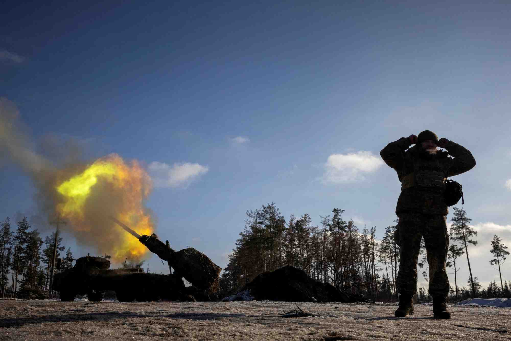 Un obusier automoteur tire sur des positions russes dans la region de donetsk