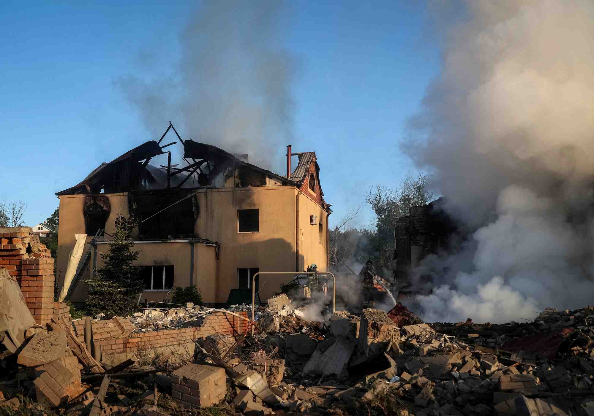 Une maison a ete frappee par une attaque de drones russes a kharkiv, en ukraine