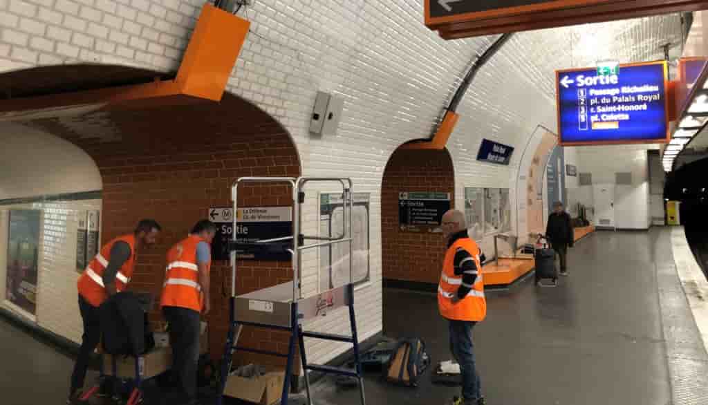L'entreprise assure sa maintenance intégralement en interne pour prévenir toute mauvaise manipulation de ses diffuseurs comme ici dans une station du métro parisien.