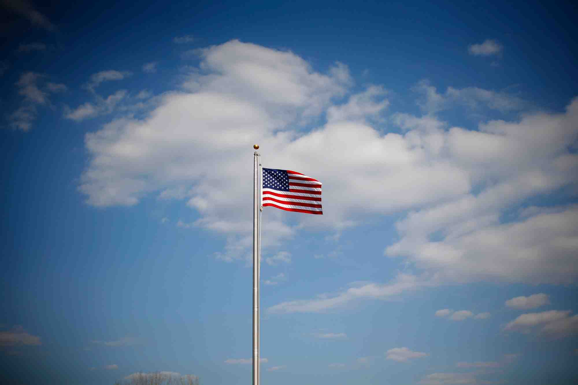 Un drapeau americain est vu a normal, illinois