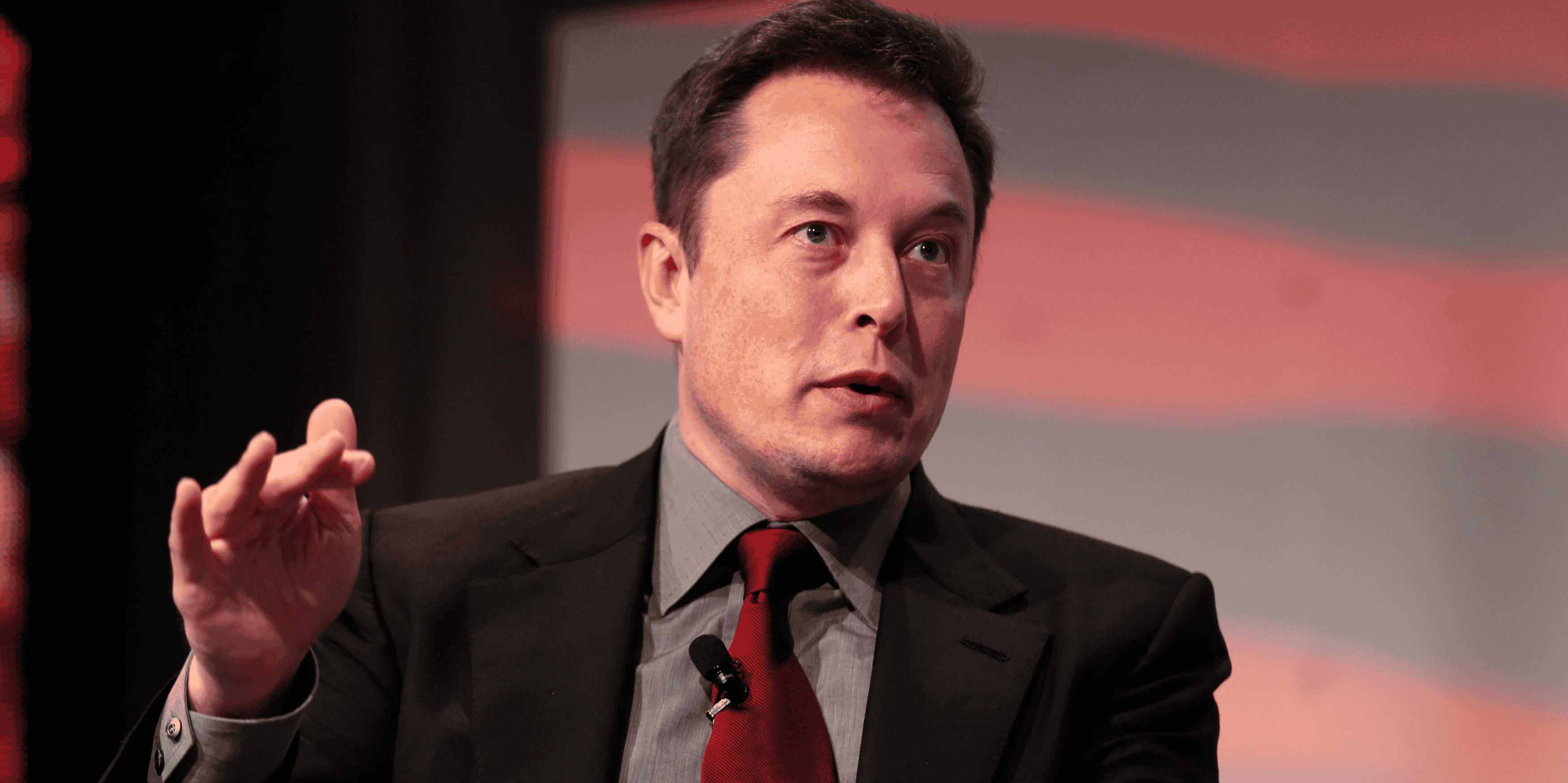 Elon musk, le patron de tesla, se met encore la sec a dos