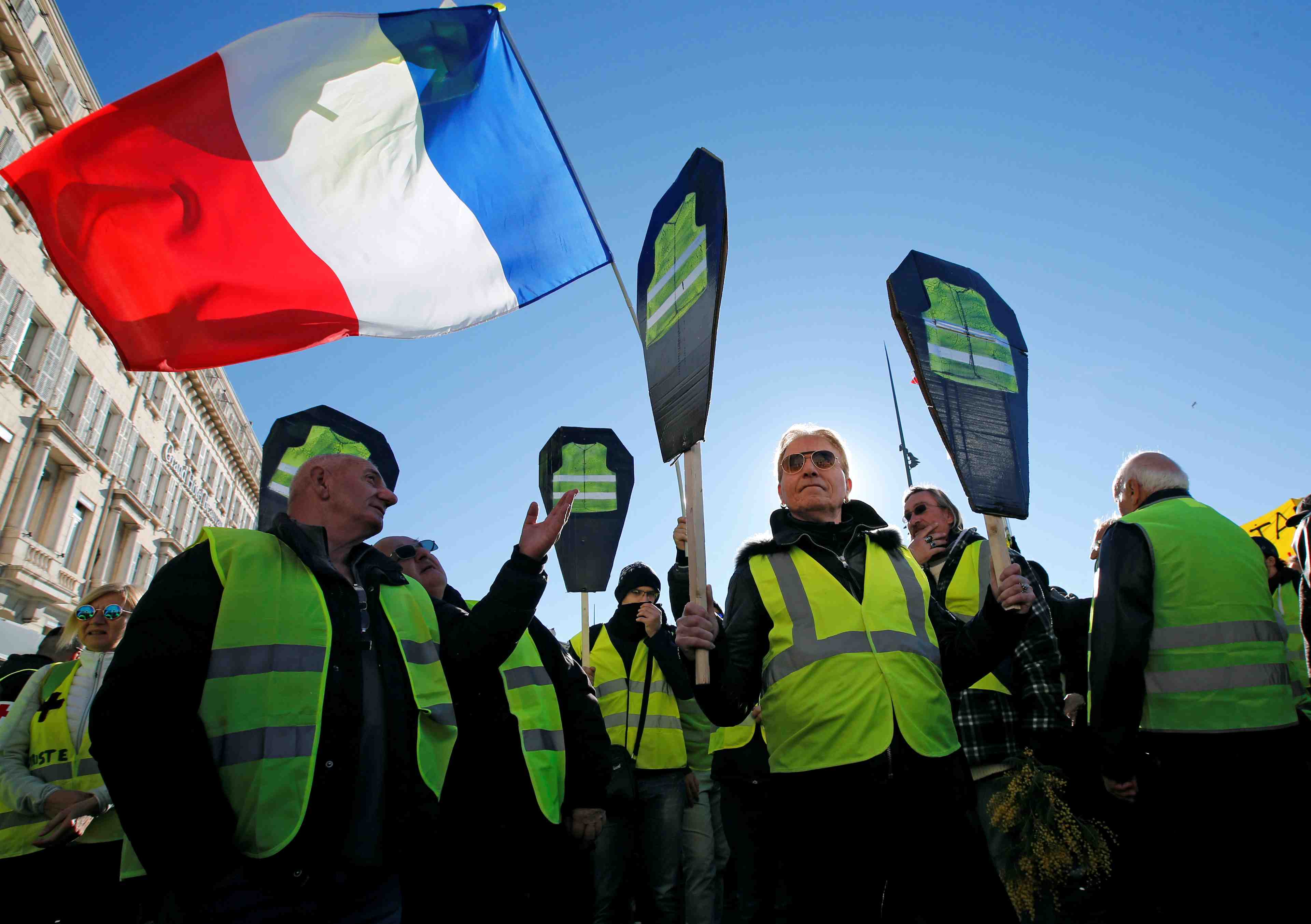 "gilets jaunes": aux revendications, l'executif repond evaluations