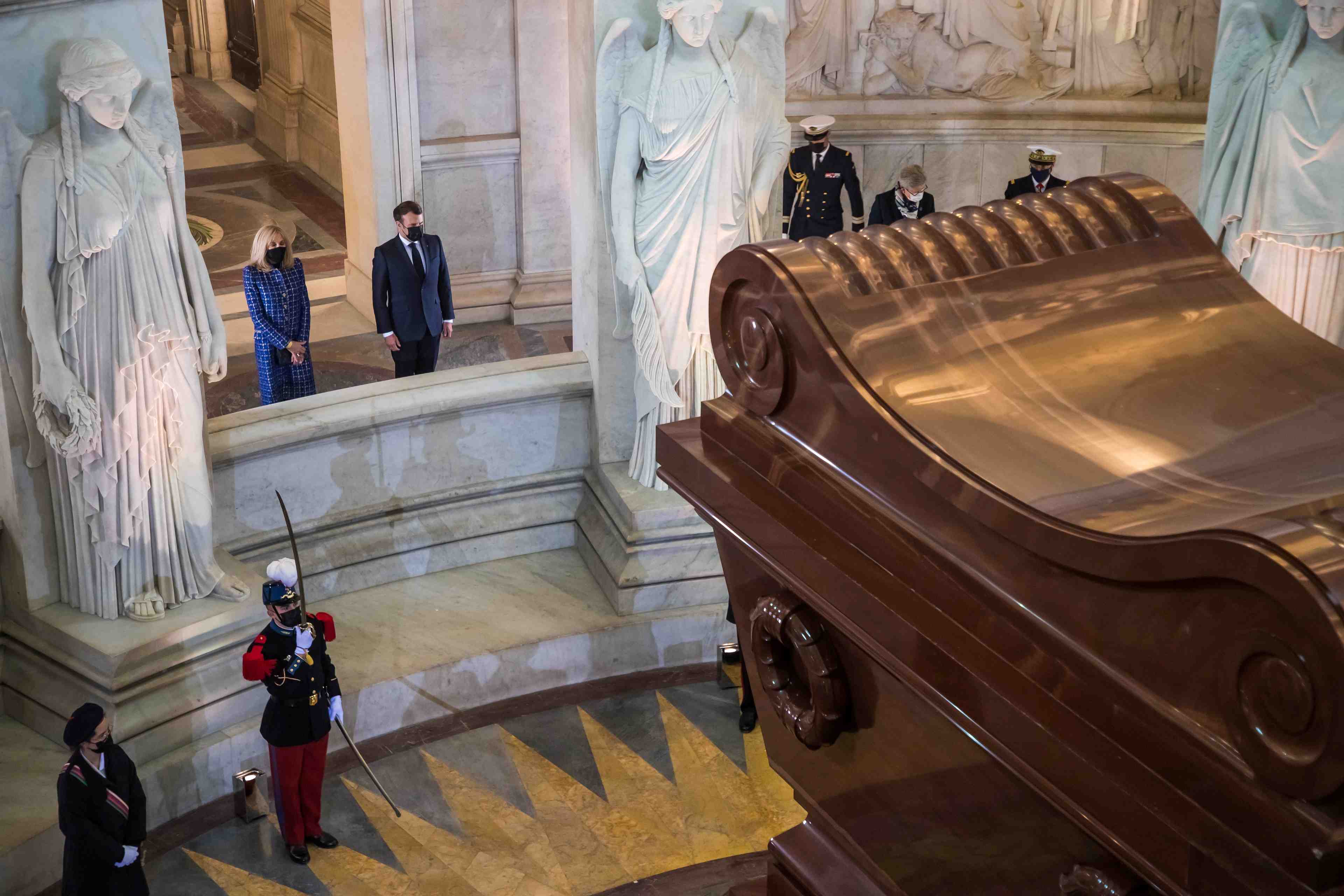 Macron salue l'oeuvre "en clair-obscur" de napoleon