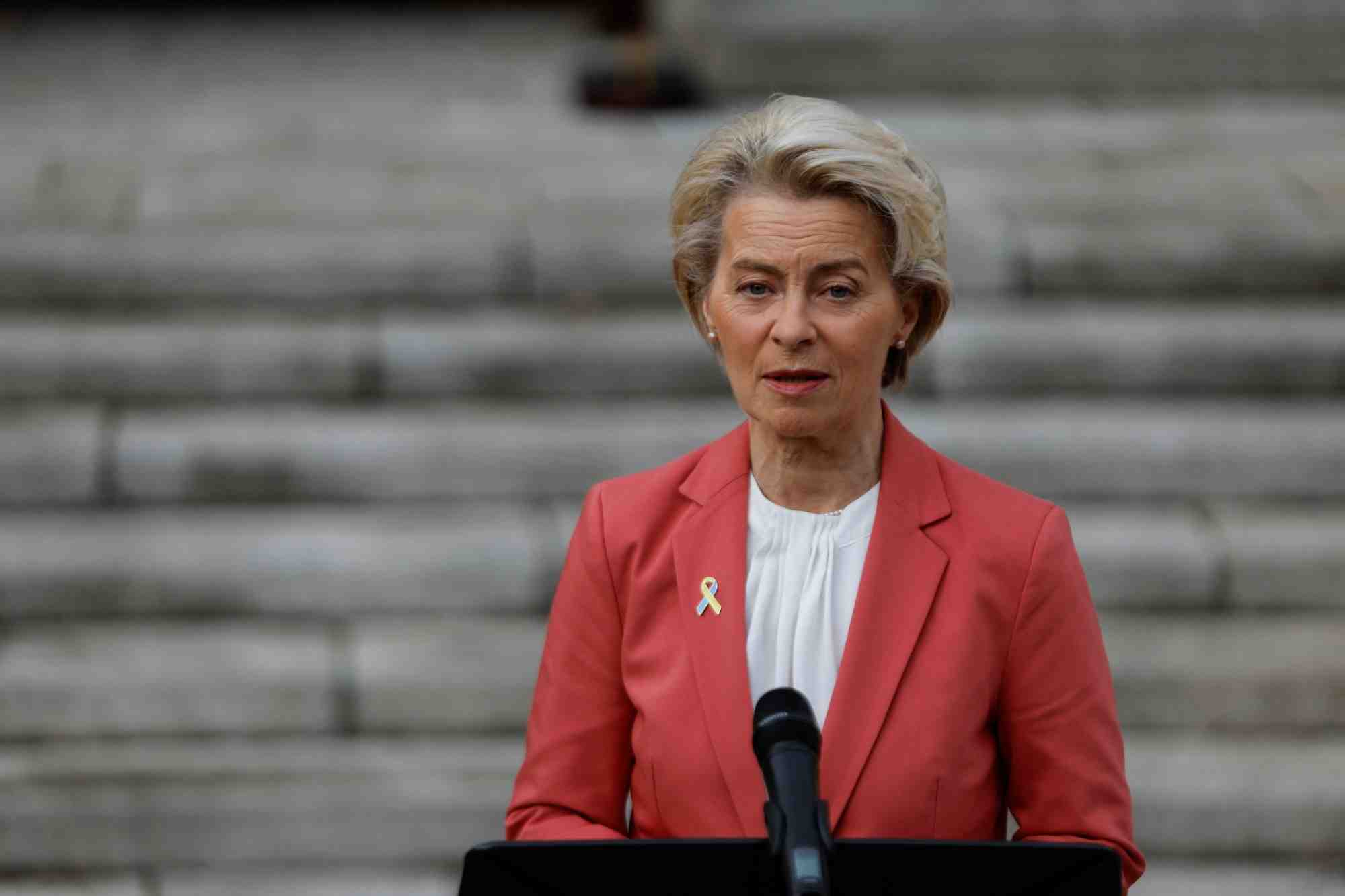 La presidente de la commission europeenne ursula von der leyen lors d'une conference de presse a dublin