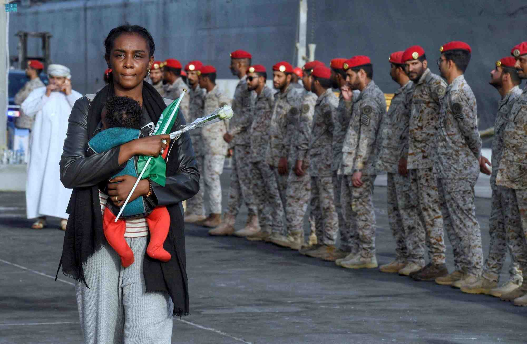 Des civils arrivent au port maritime de djeddah apres avoir ete evacues par l'arabie saoudite du soudan