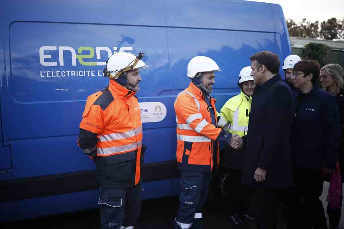 Emmanuel Macron en déplacement en Bretagne, où le réseau électrique d'Enedis a été très touché par la tempête Ciaran.