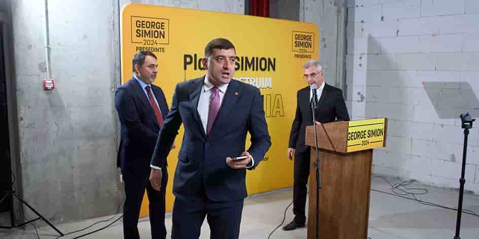 Le candidat ultranationaliste George Simion, à la fin de la conférence de presse pour les représentants de la presse étrangère à Bucarest, le 20 novembre.