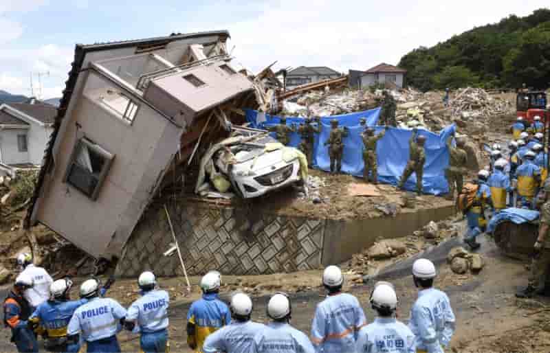 Japon: les pluies diluviennes ont fait pres de 100 morts