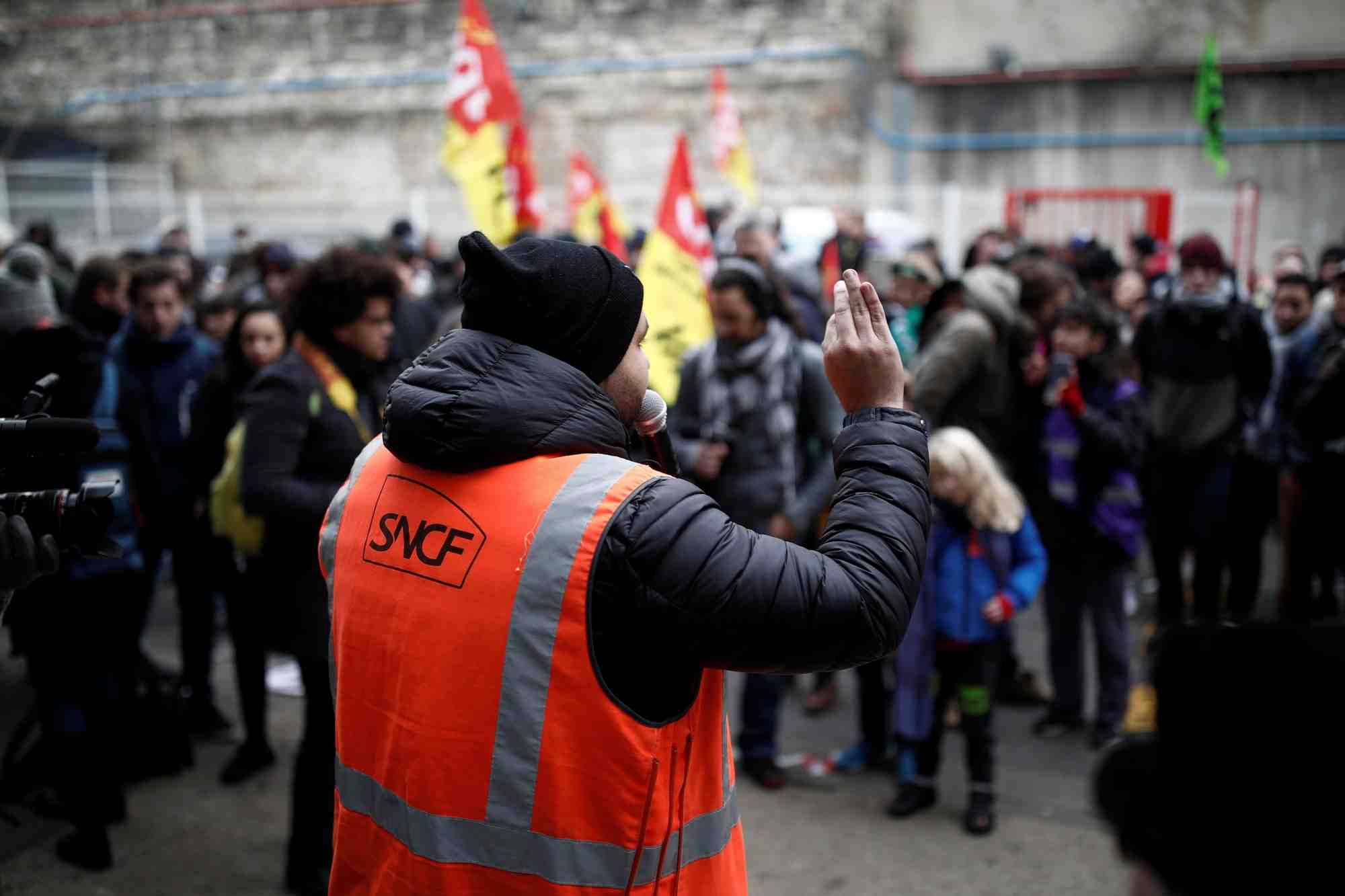 Au moins 800.000 personnes, selon le ministère de l'Intérieur, sont descendues dans la rue partout en France, et des secteurs entiers d'activité ont tourné au ralenti en ce jeudi noir de grèves et manifestations contre le futur "système universel" de retraite.