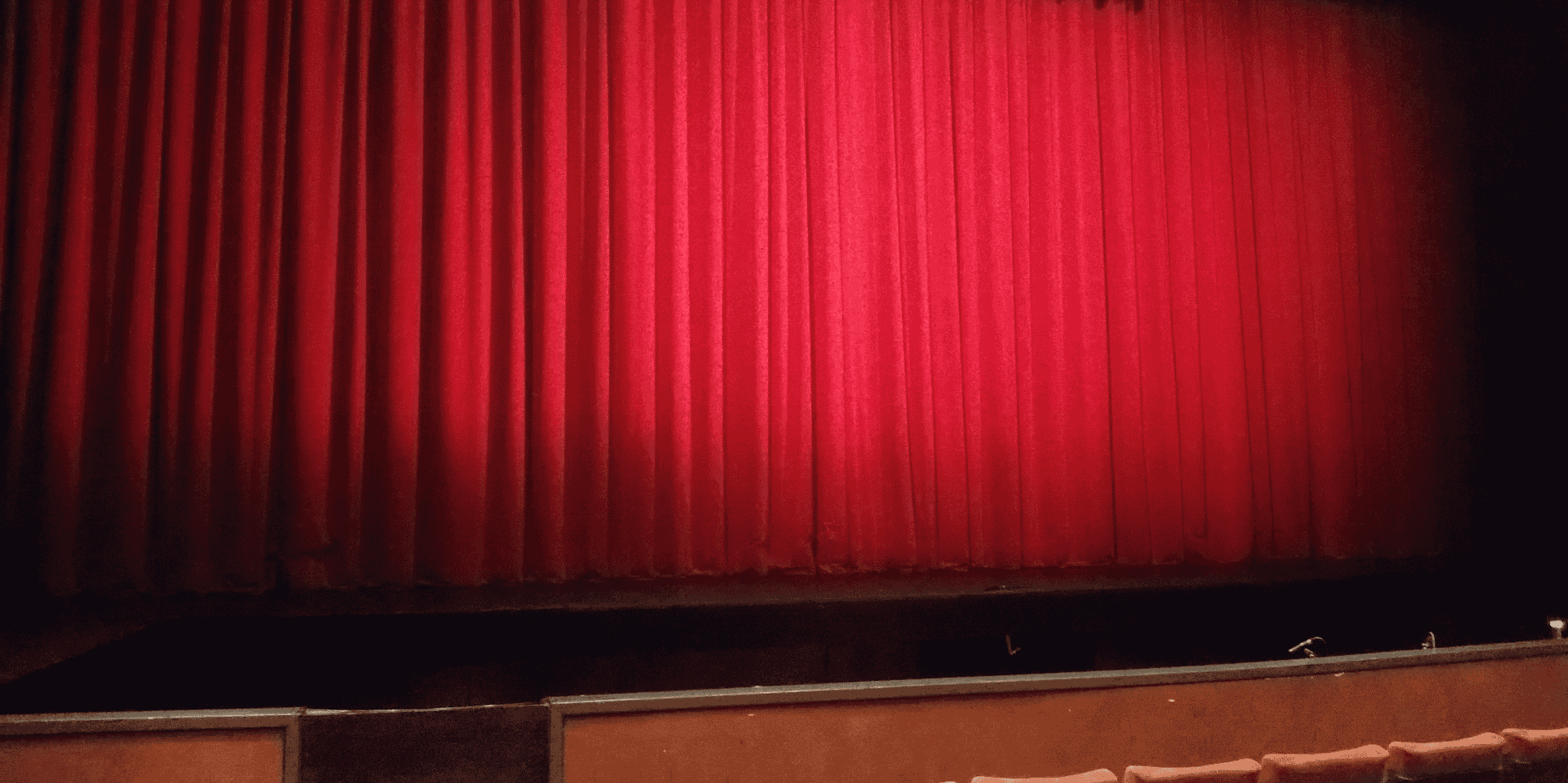 salle de spectacle vide, rideau rouge,