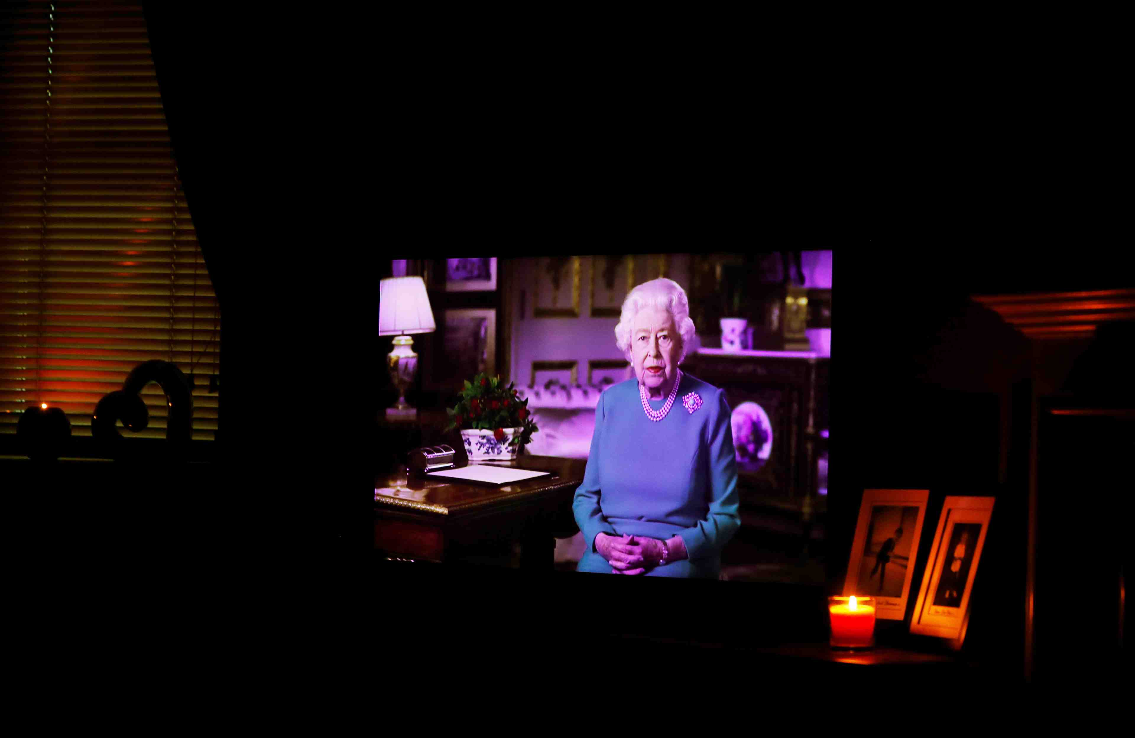 La reine elizabeth ii diffuse sa premiere visioconference publique