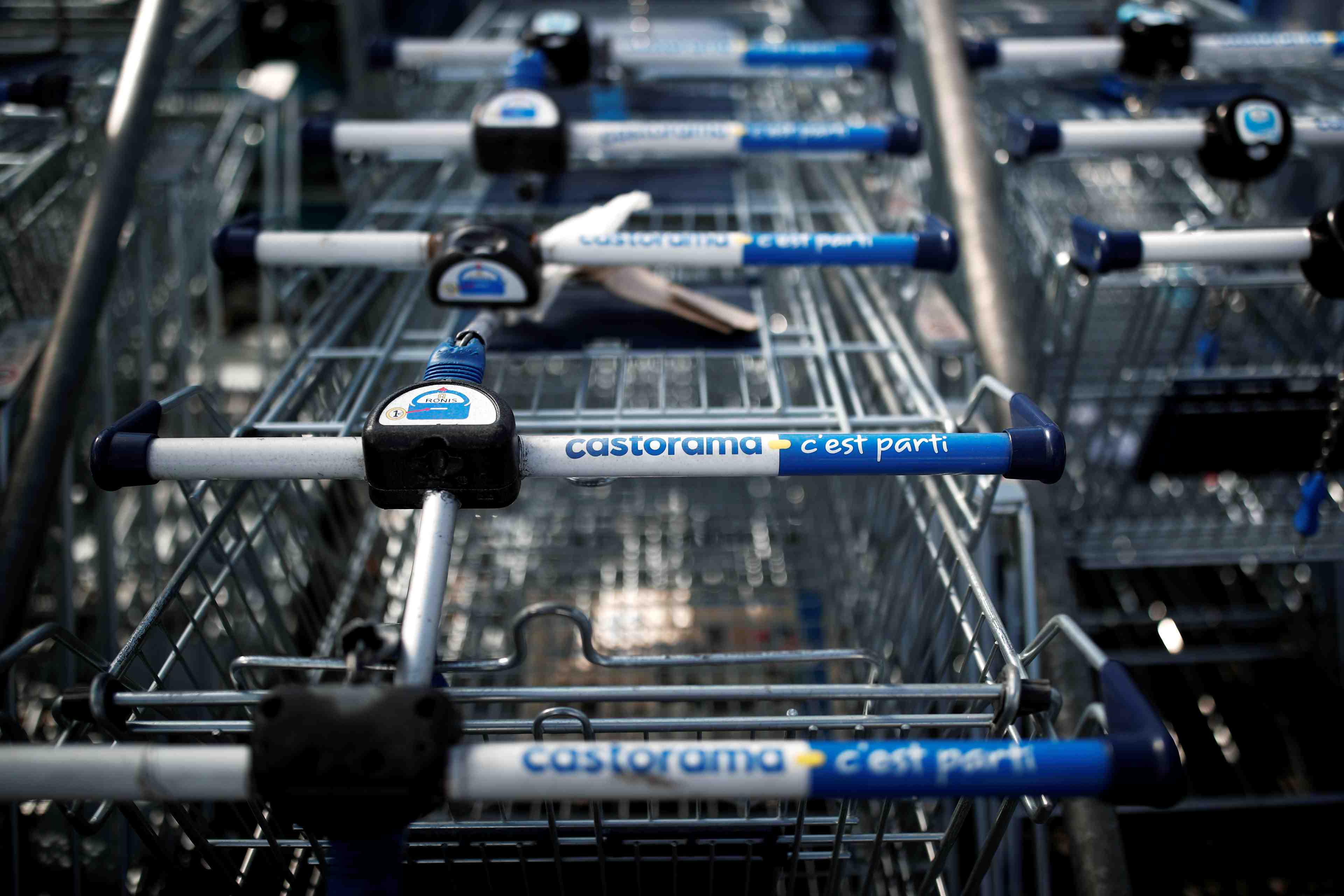 Kingfisher releve ses perspectives, les fournisseurs peinent face a la demande