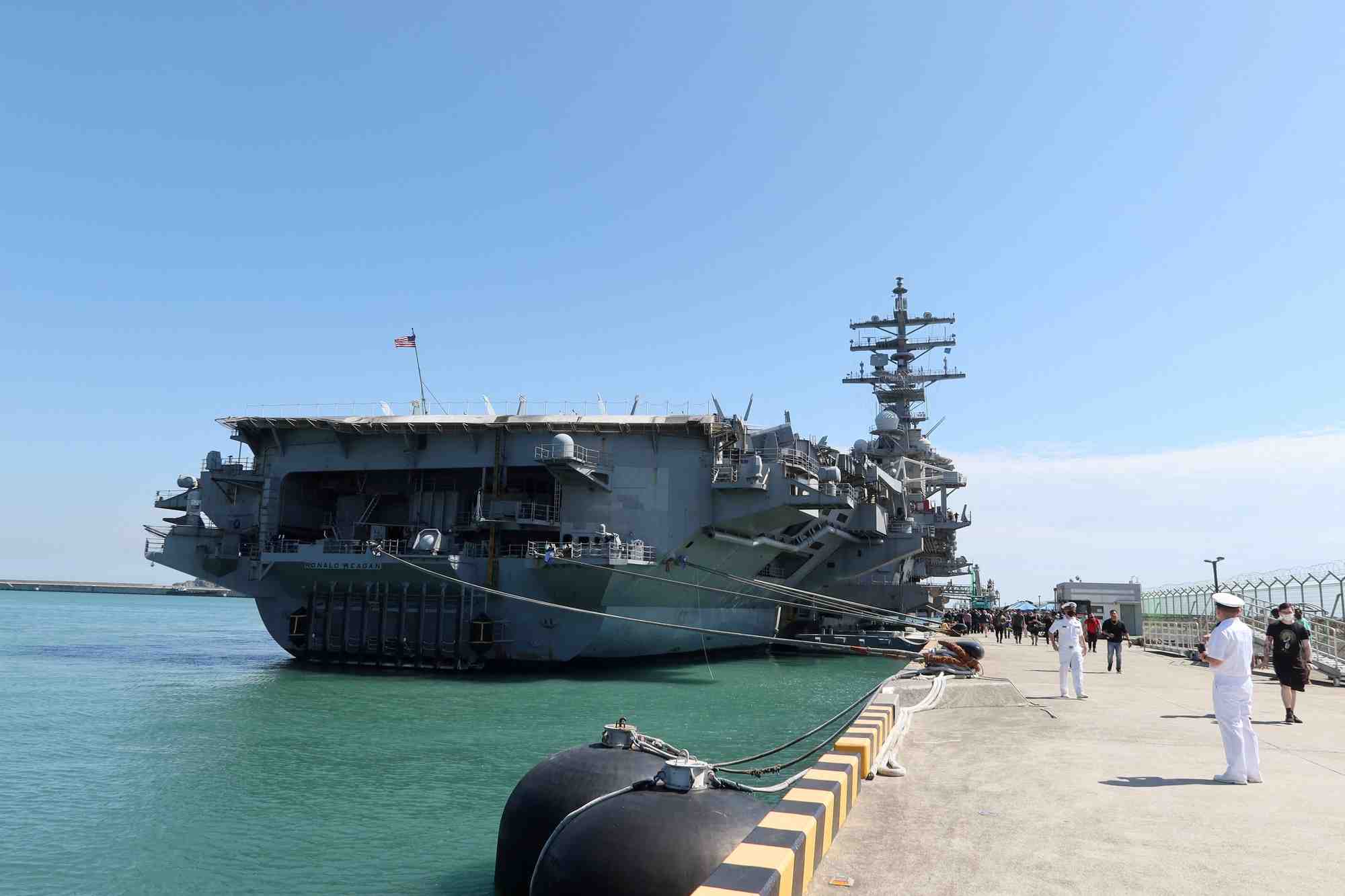 Le porte-avions uss ronald reagan de la marine americaine ancre dans un port a busan, en coree du sud