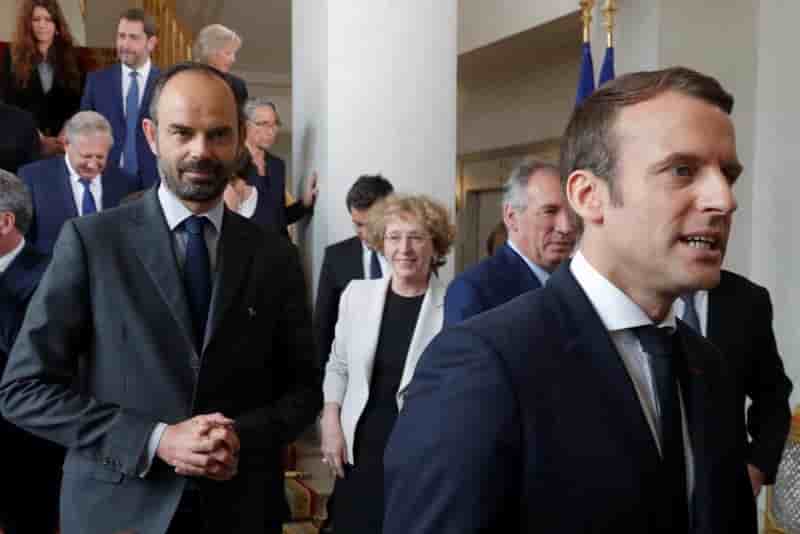 Macron et philippe aussi populaires que leurs predecesseurs
