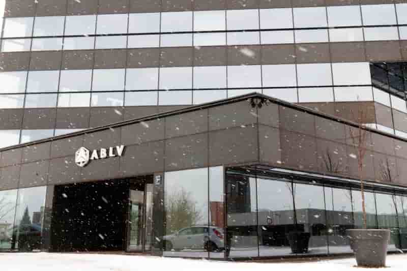 La banque lettone ablv poursuit la bce
