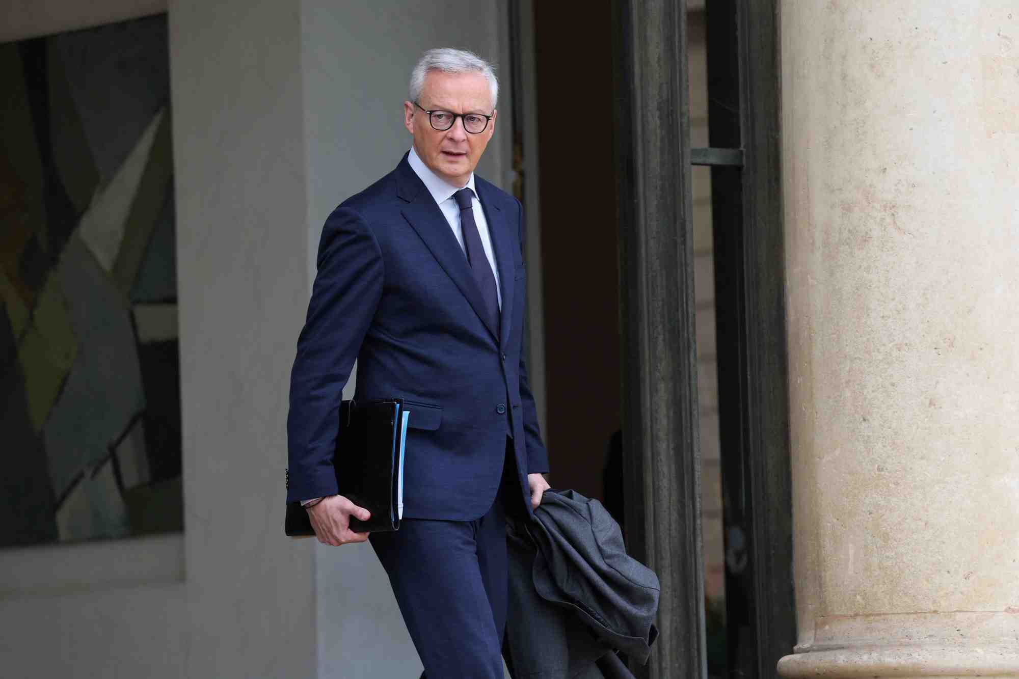 Le ministre francais de l'economie et des finances, bruno le maire, quitte le palais de l'elysee