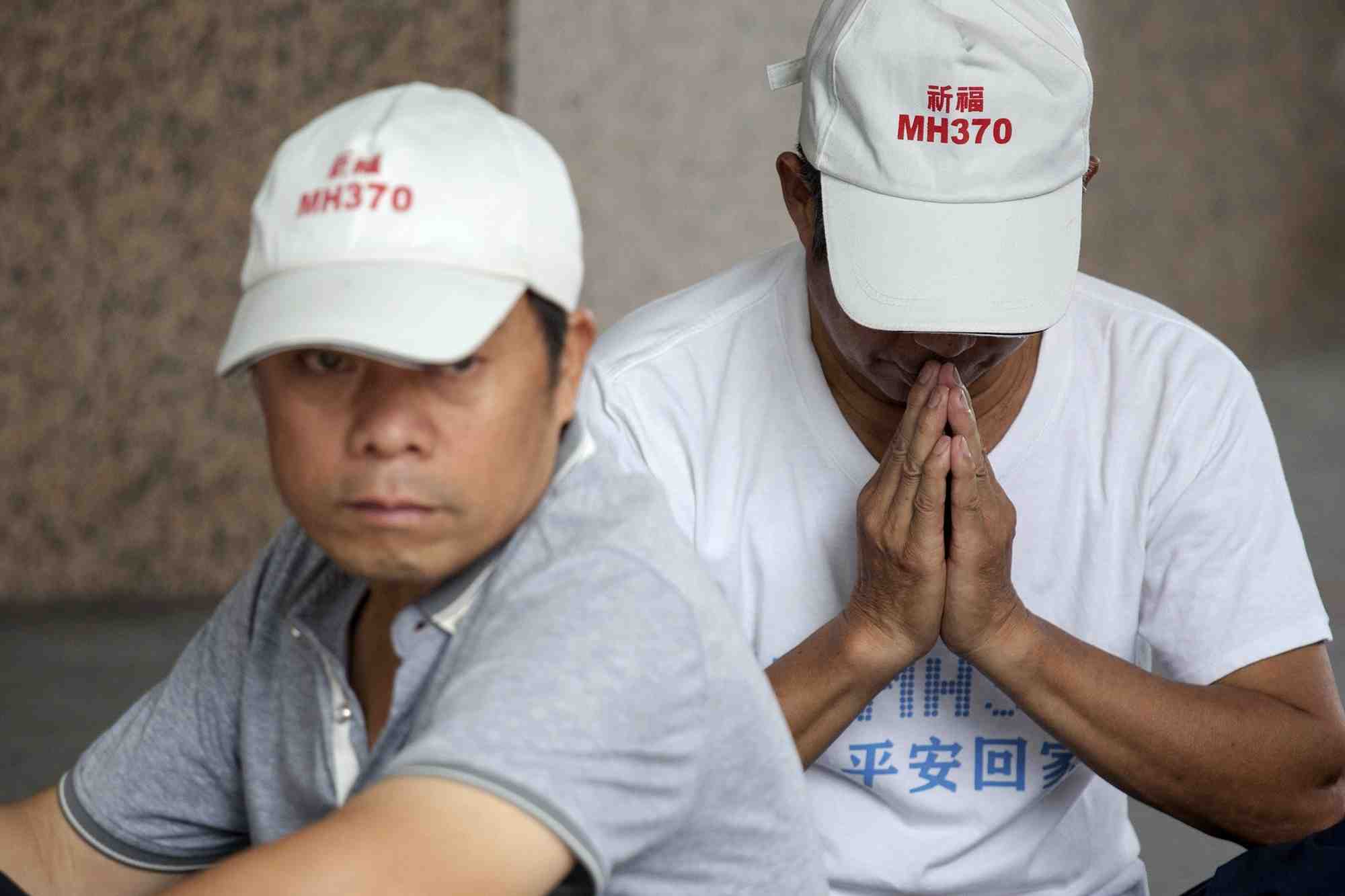 Depuis dix ans, plusieurs thèses expliquant la disparition du MH370 ont été avancées. Mais aucun n'est, à ce jour, confirmée, laissant les familles de passagers dans l'incertitude.