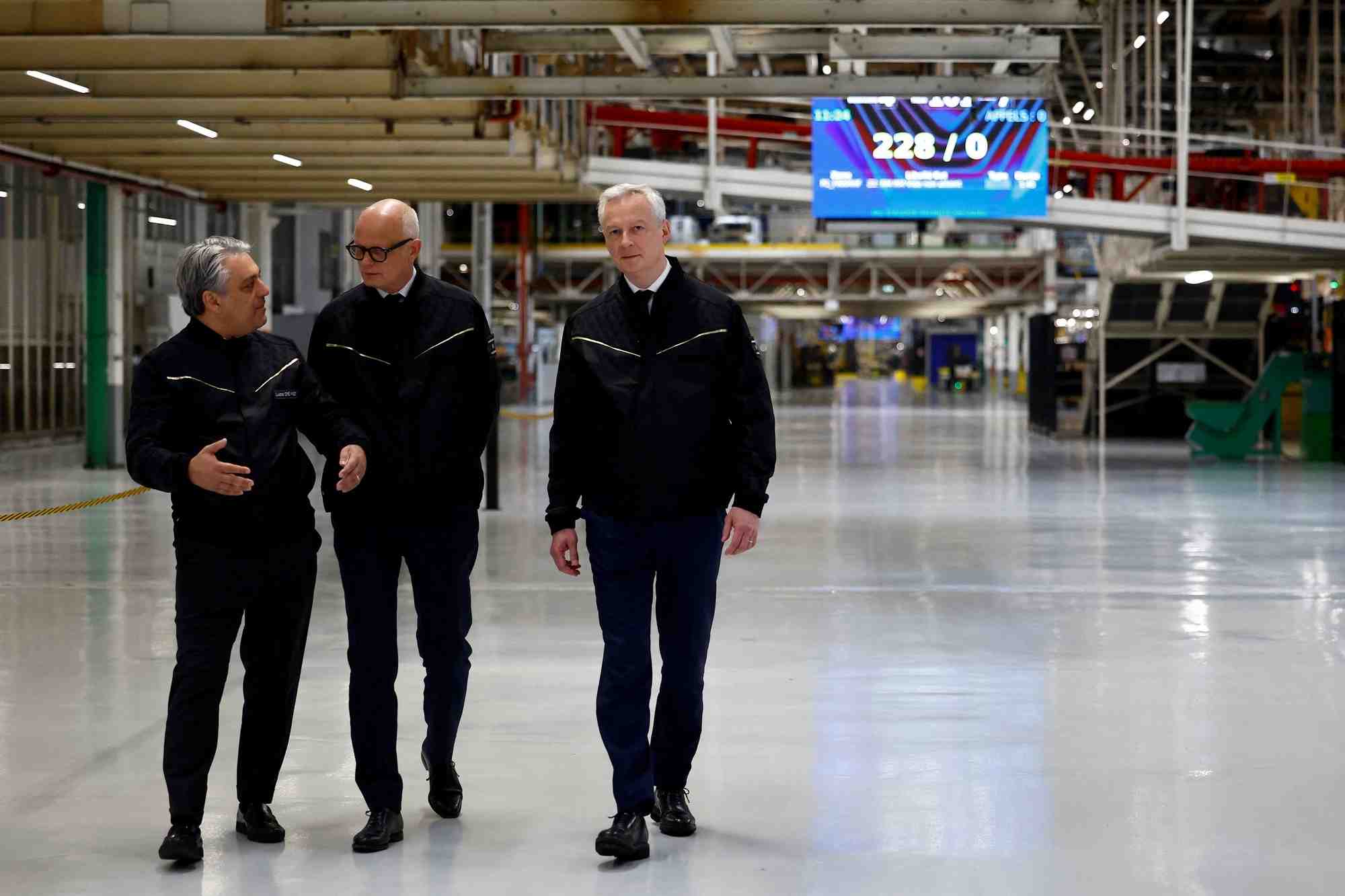 Luca de Meo, à gauche, accompagné d'Edouard Philippe, au milieu, et de Bruno le Maire, à droite, dans l'usine de Sandouville, près du Havre.