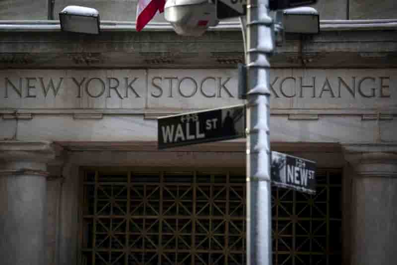Wall Street ouvre en légère hausse, nervosité sur l'Ukraine
