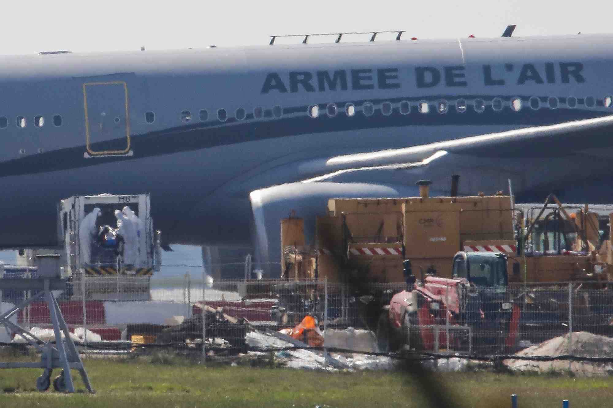 Sortie des six premiers patients transférés de Mulhouse par l'avion hôpital Morphée ce samedi 21 mars à l'aéroport de Bordeaux.