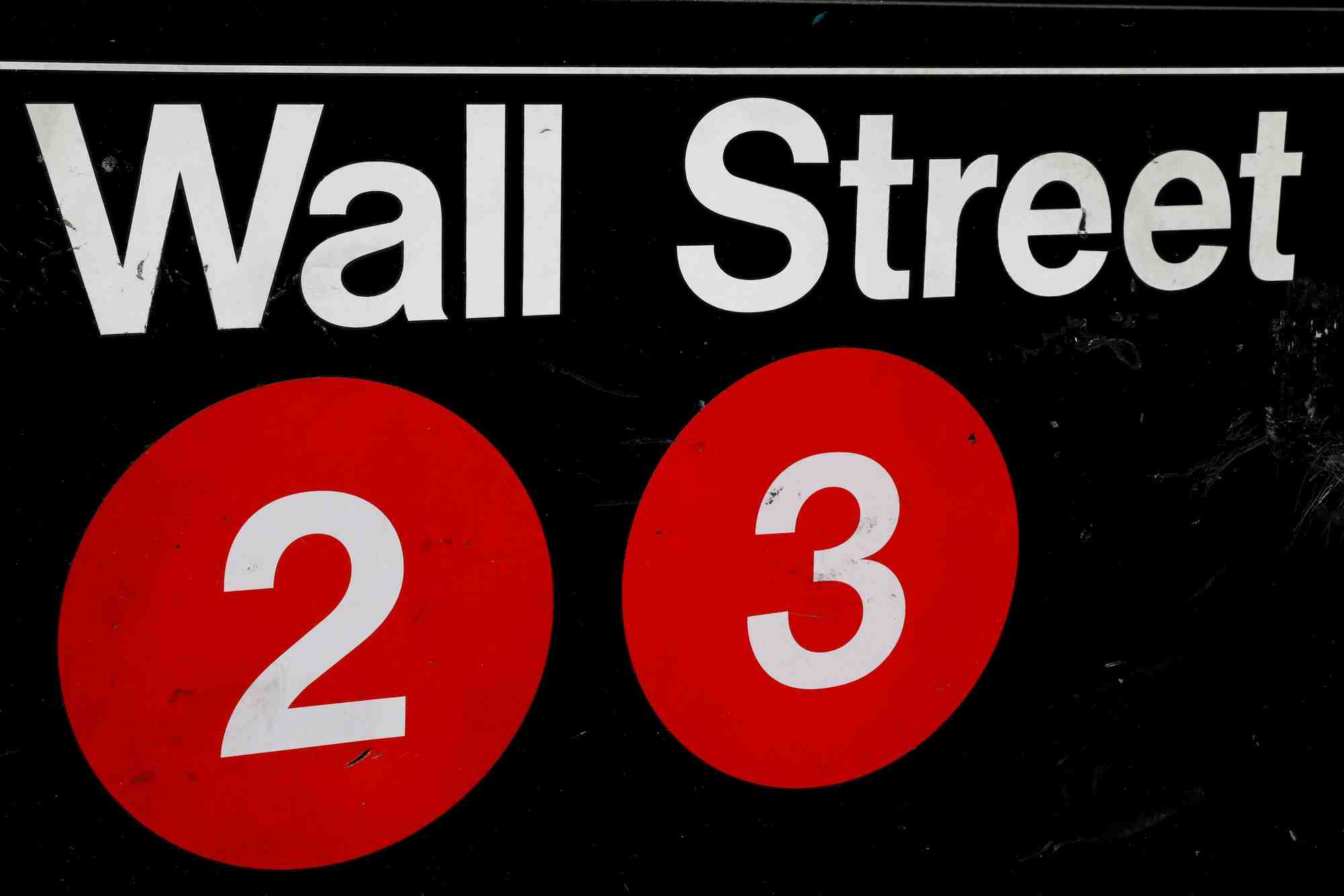 Un panneau indique la station de metro wall street dans le quartier financier de new york