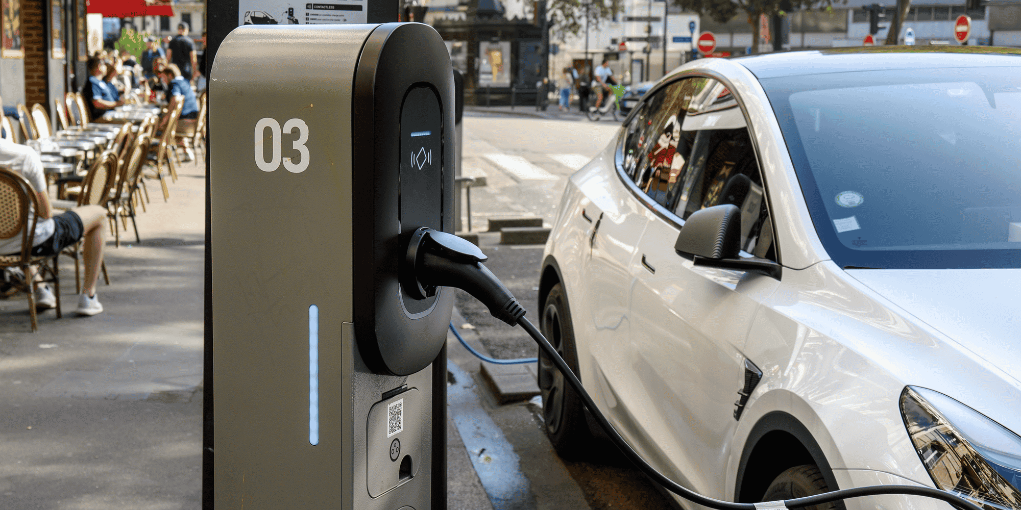 Pour atteindre l'objectif de vente, il faudra augmenter le nombre de bornes de recharge, notamment rapide, de façon considérable. Le gouvernement table sur 400.000 d'ici 2030, soit une multiplication par quatre en 7 ans.