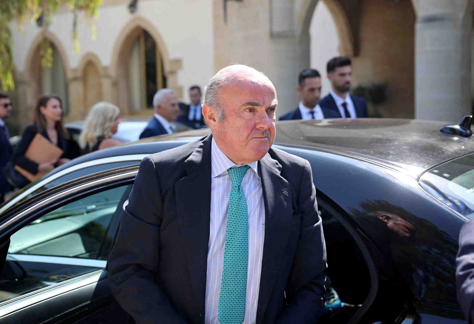 Le vice-president de la banque centrale europeenne (bce) luis de guindos arrive au palais presidentiel chypriote a nicosie pour une reunion avec le president nikos christodoulides