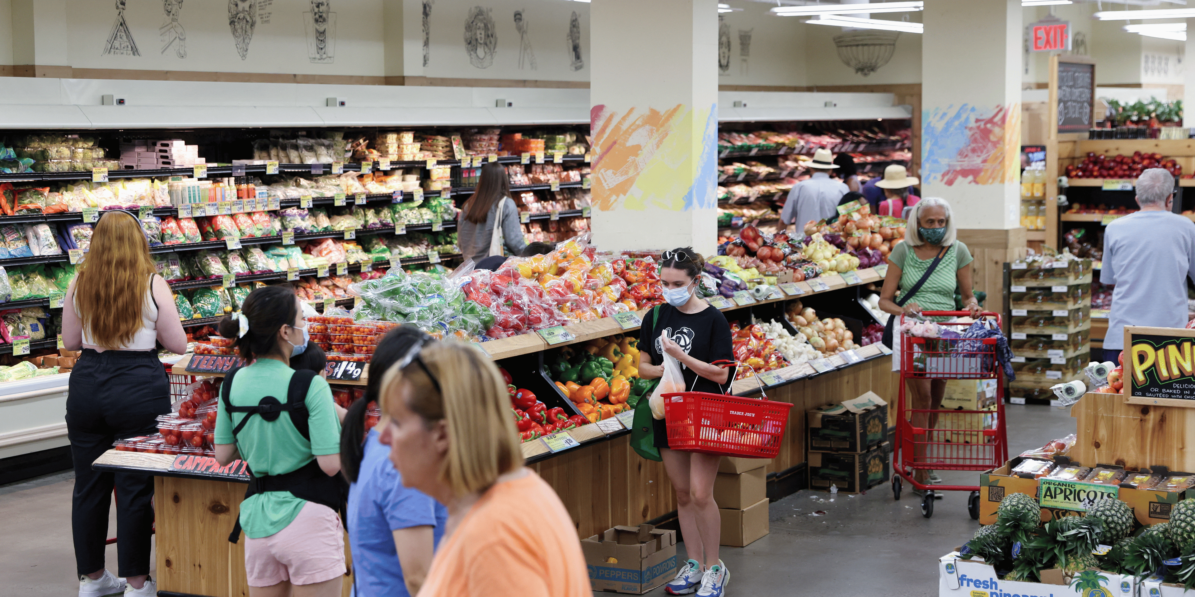 Des personnes font des achats dans un supermarche alors que l'inflation a affecte les prix a la consommation a manhattan, new york