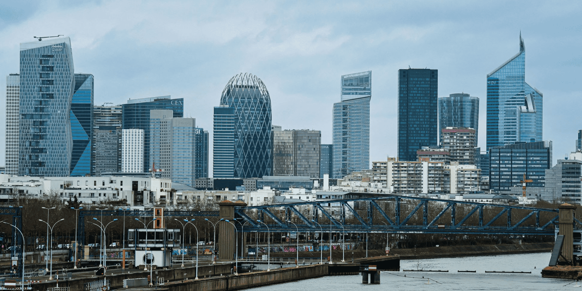 La crise de l'immobilier de 2023 qui a vu nombre de biens voir leurs prix diminuer, surtout ceux dédiés aux professionnels (bureaux, commerces, logistique, etc).