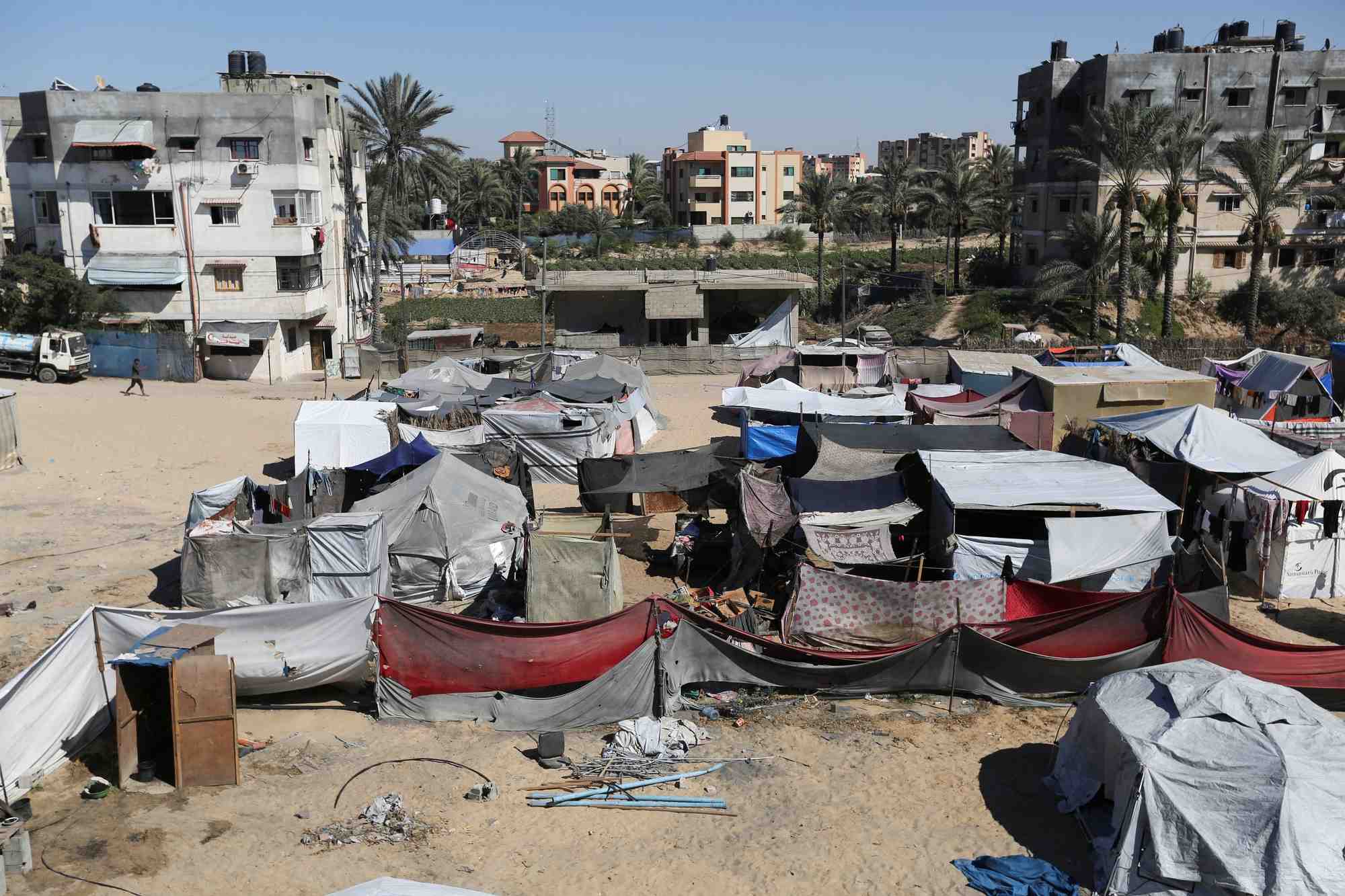 Des palestiniens se refugient dans un camp de tentes recemment attaque lors de frappes israeliennes a khan younis