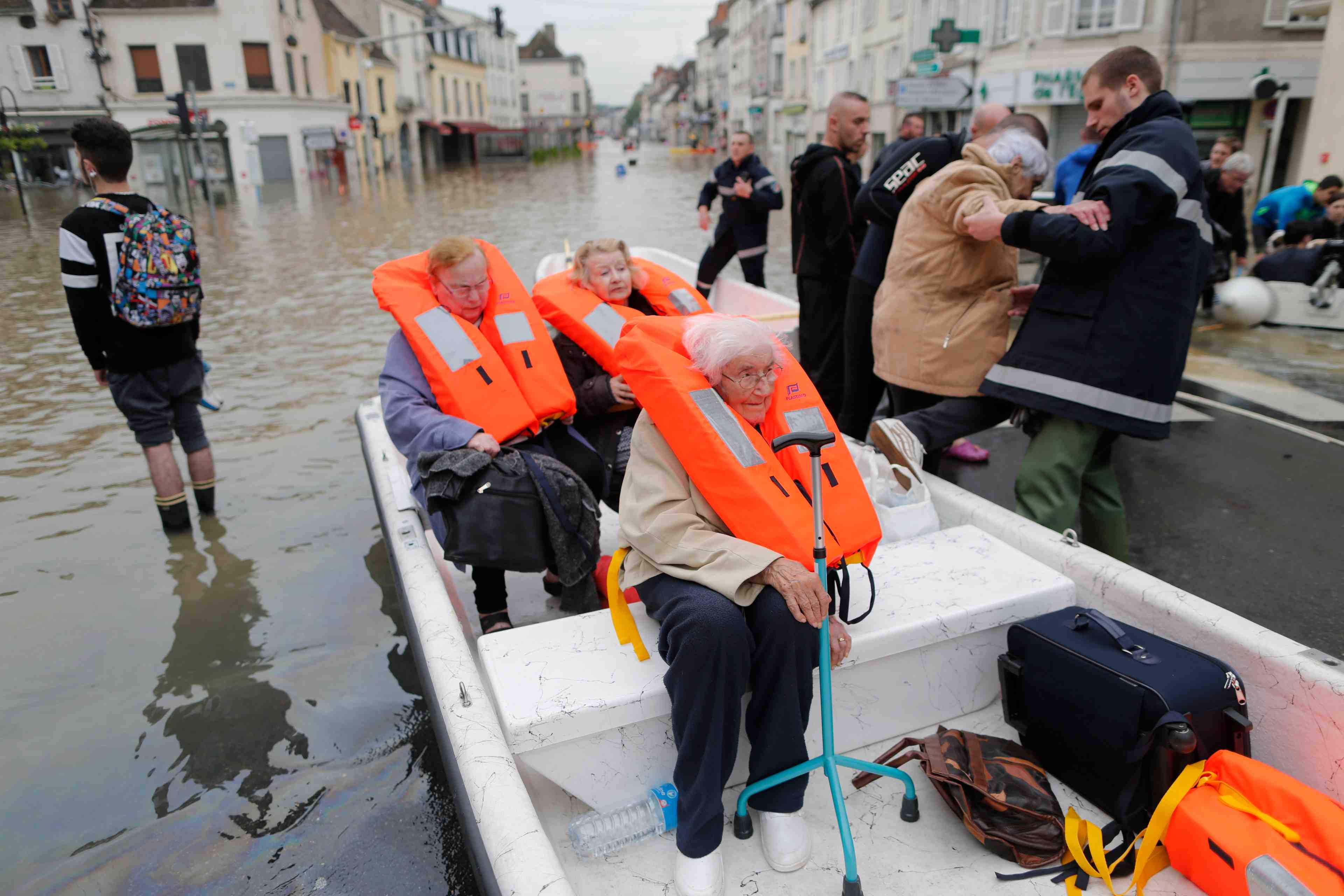 Evacuations a nemours face a la montee des eaux