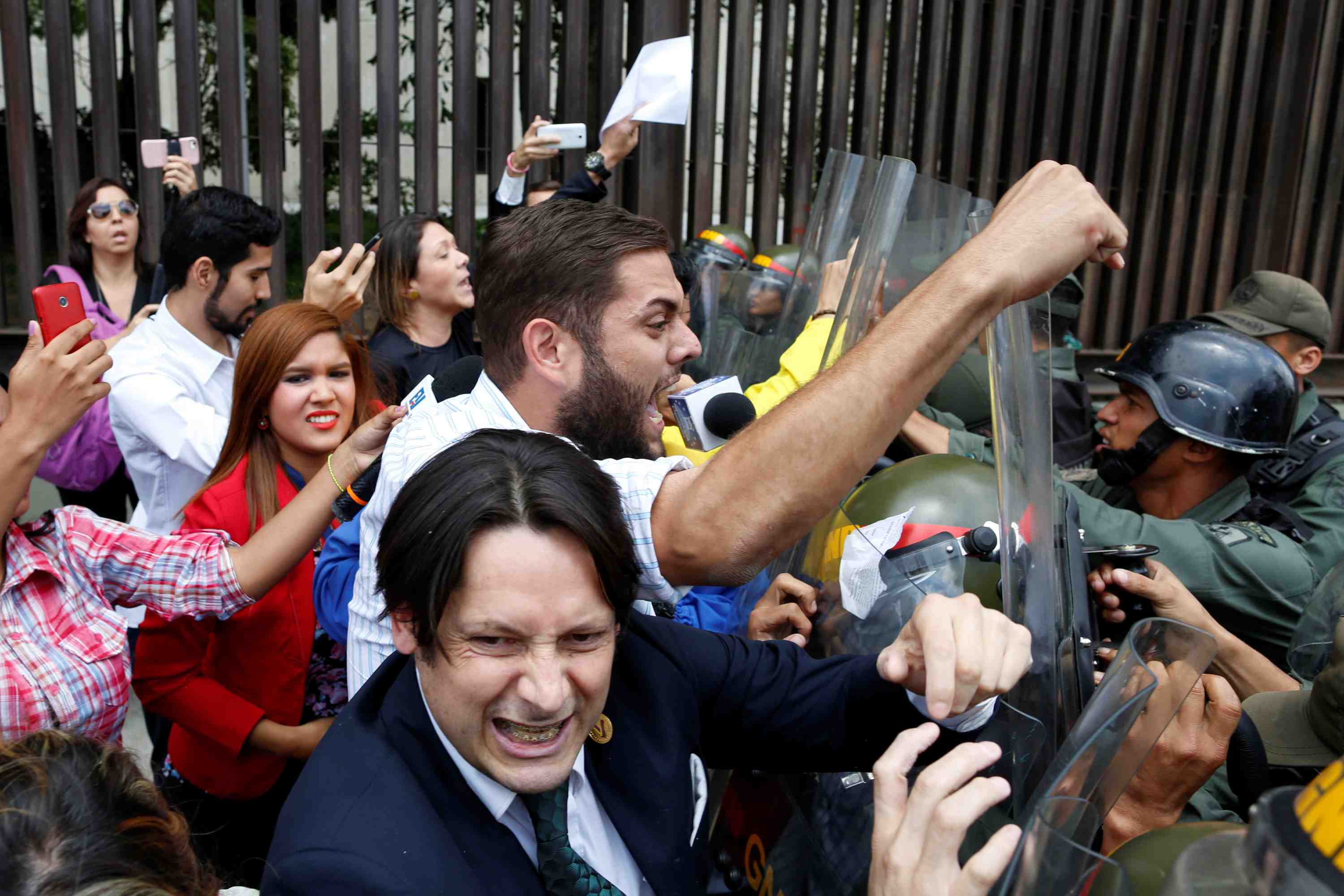 Des opposants bloquent les rues au venezuela
