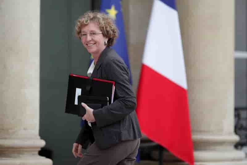 Le gouvernement ne veut pas institutionnaliser la precarite, annonce penicaud
