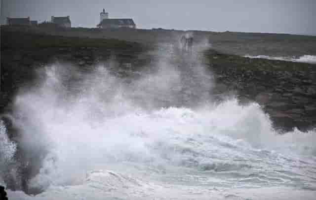 Tempete en france, 200.000 foyers prives d'electricite