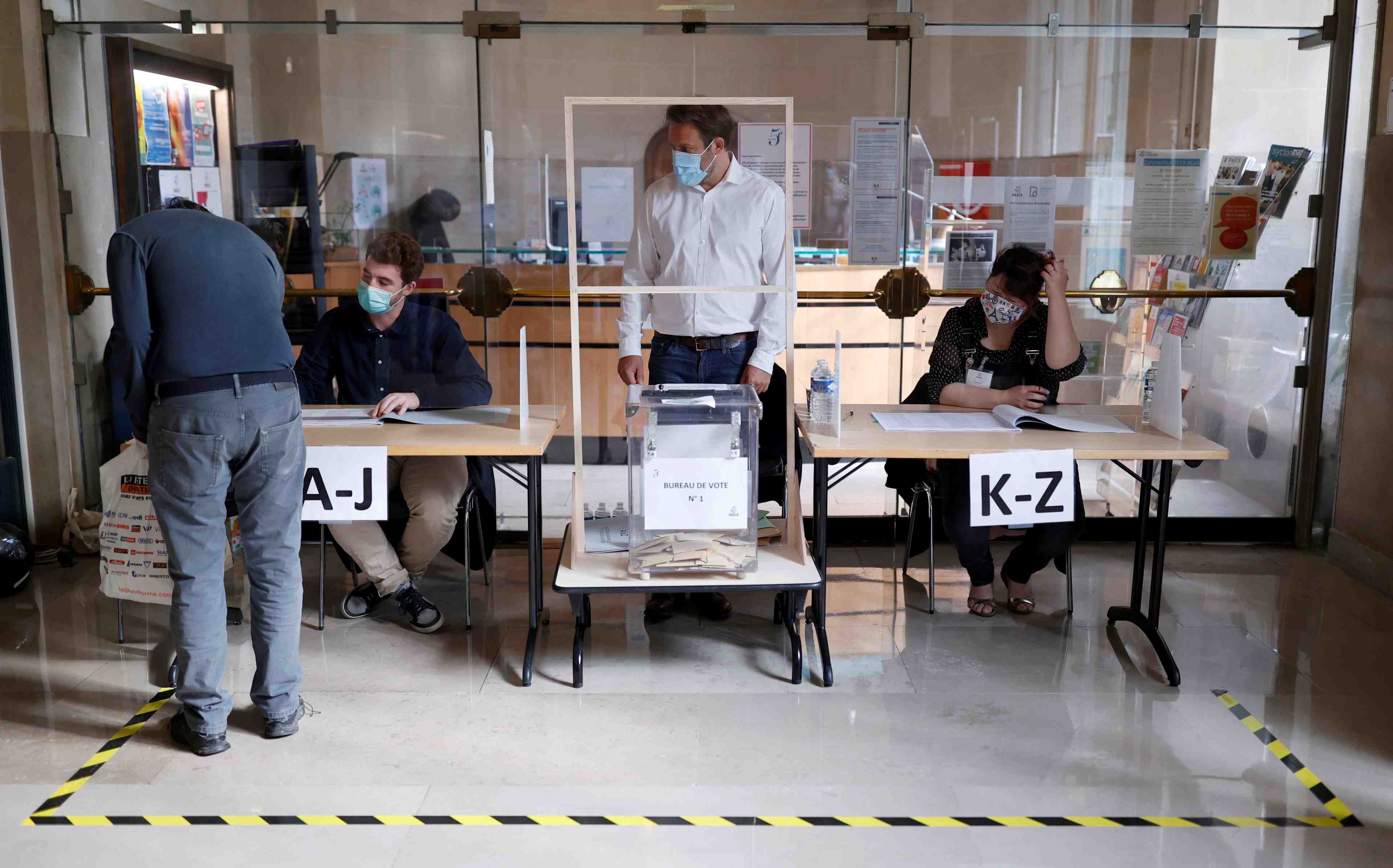 Masques, les francais votent pour un second tour des municipales risque pour macron