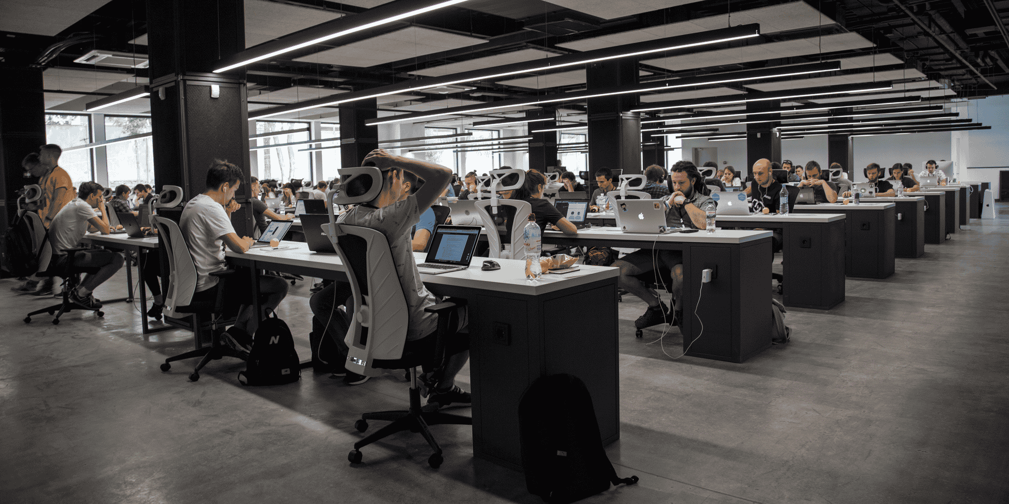 open space bureaux salariés au bureau informatiques ordinateurs