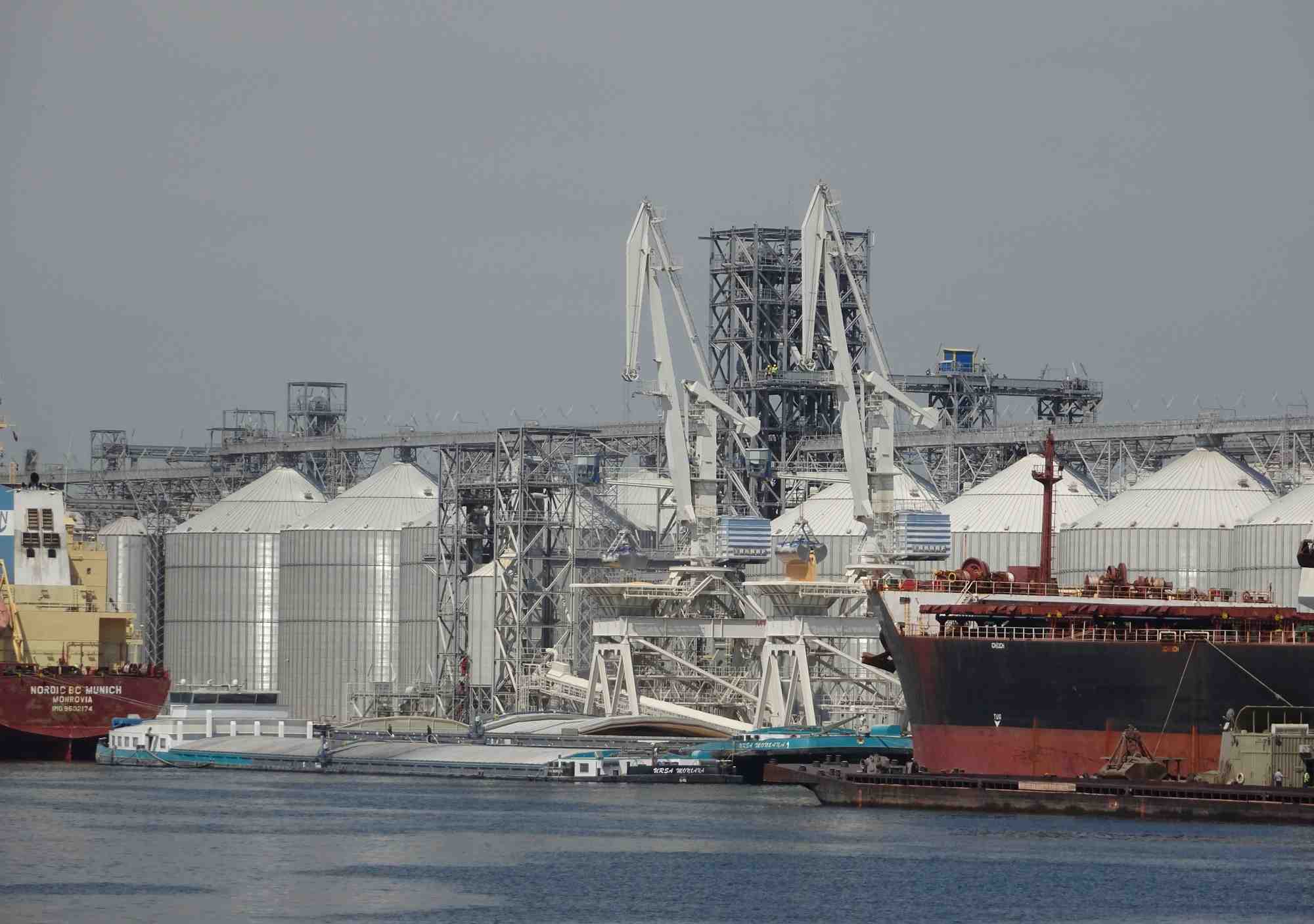 Vue du terminal cerealier avec silo a grains dans le port de constanta
