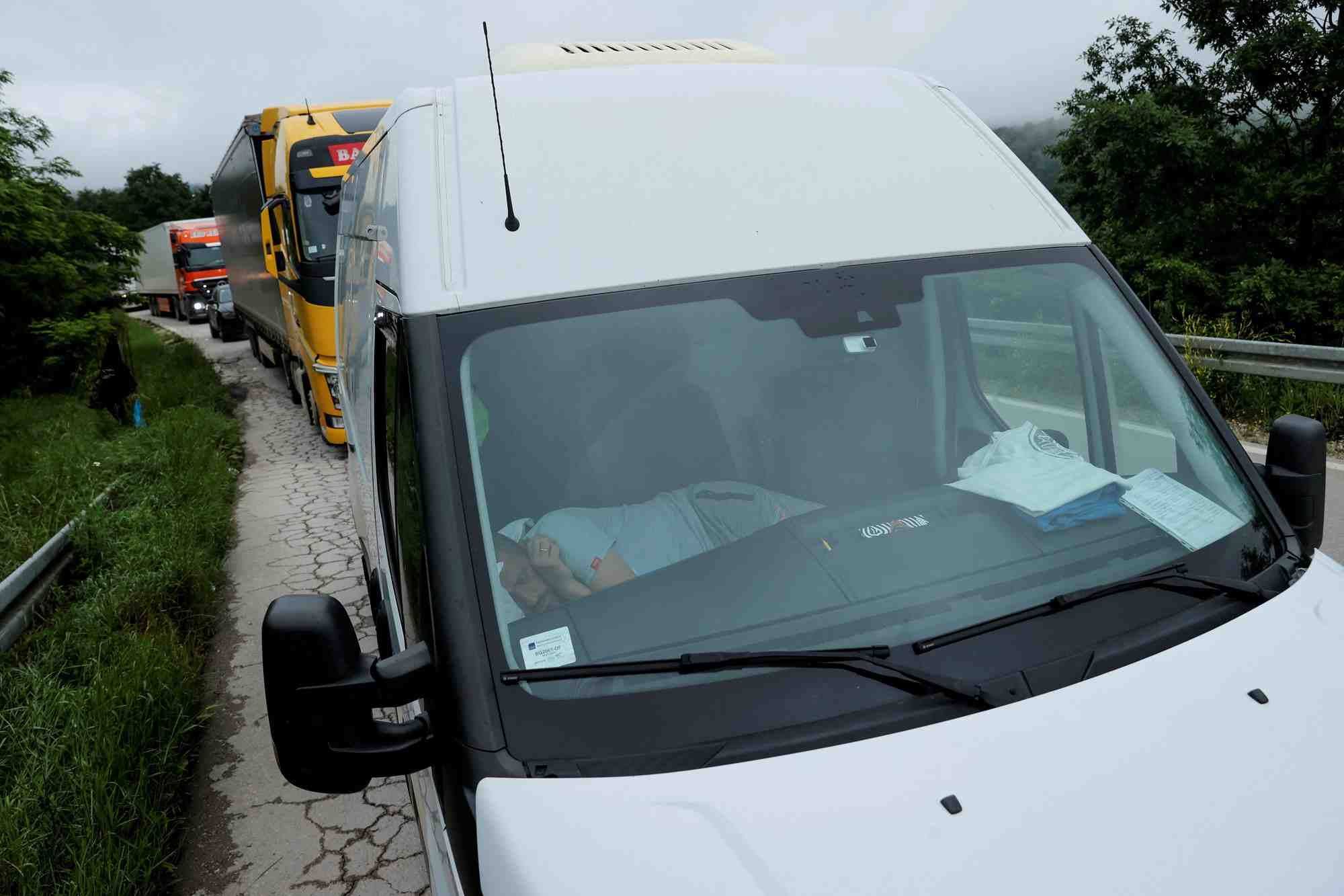 Un embouteillage a la frontiere entre le kosovo et la serbie