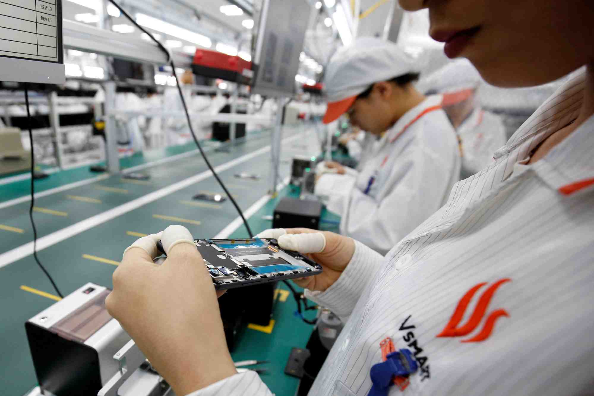 Un fabricant travaille sur une chaine de montage du telephone vsmart de vingroup a hai phong