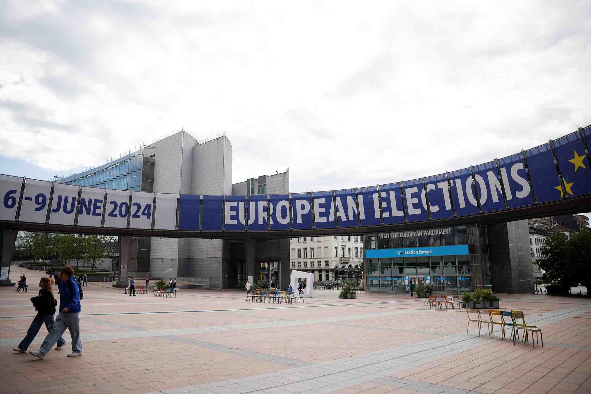 Un panneau annoncant les prochaines elections europeennes, au parlement europeen a bruxelles