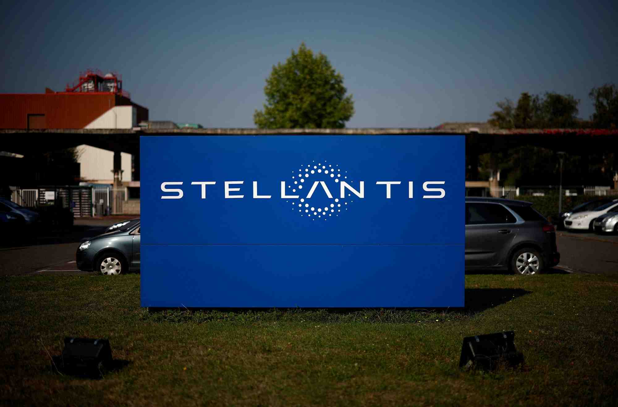 Logo de stellantis a l'exterieur du batiment de la societe a chartres-de-bretagne