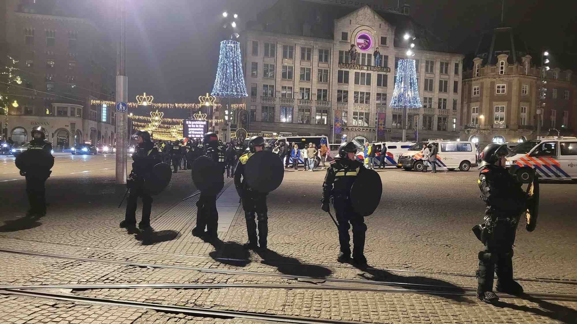 Des policiers montent la garde apres des affrontements entre des jeunes et des supporters de football israeliens a amsterdam