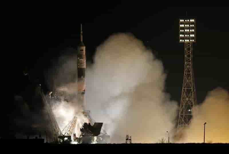 La capsule spatiale russe progress-59 plonge vers la terre