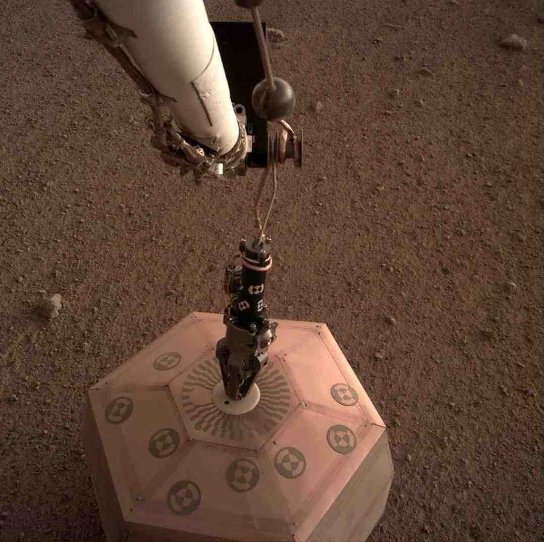 L'instrument a été déposé à 1,60 m de l'atterrisseur.
