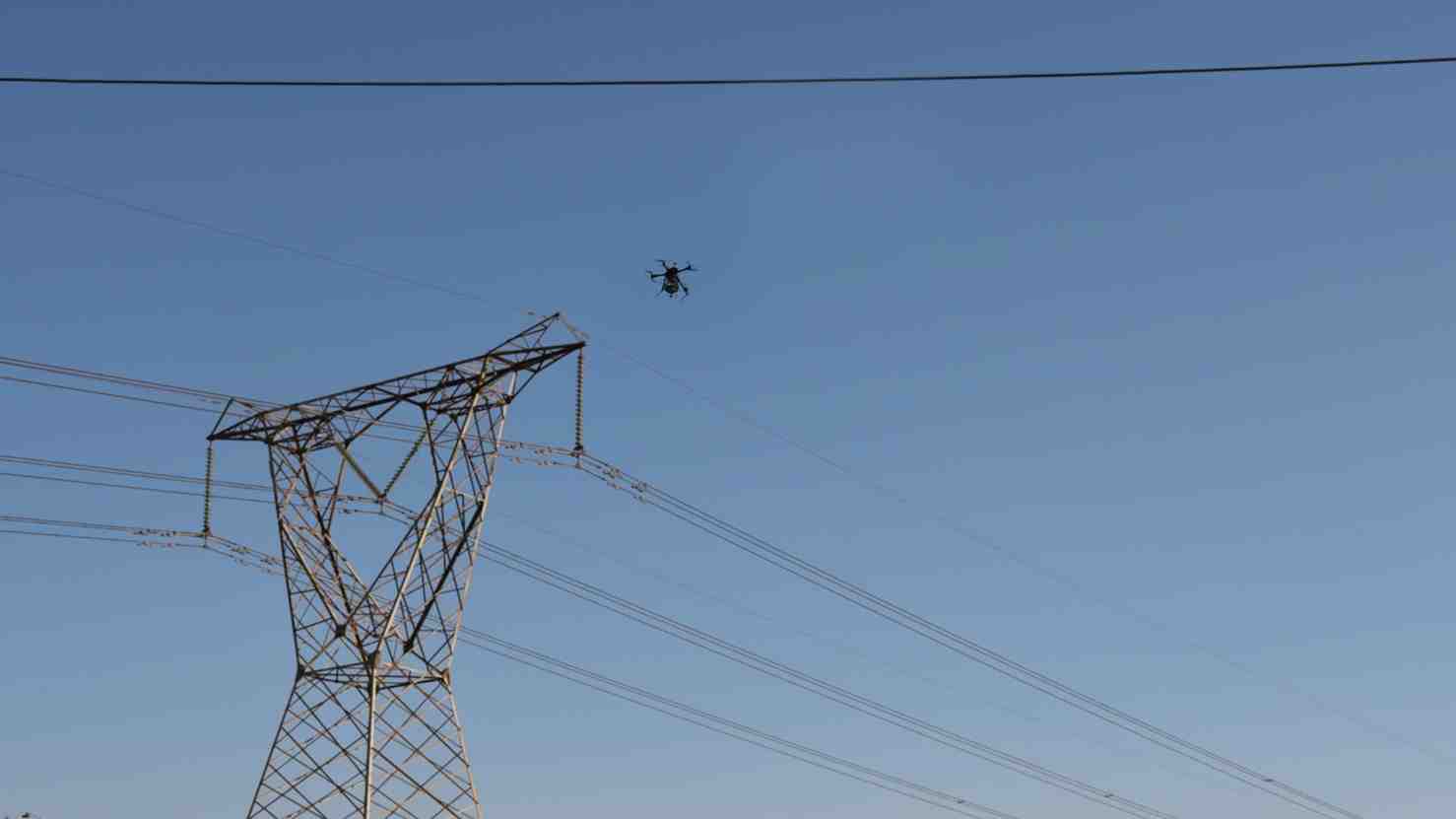 L'utilisation de drones pour l'inspection de lignes électriques permet d'obtenir une meilleure vision de l'infrastructure.